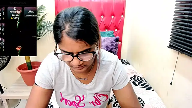 Strawberry Lips online show from October 2025 04:54:01 AM