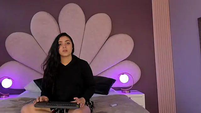 NickandAbby  online show from November 2025 11:33:02 AM