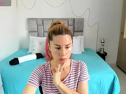 Snapshot of angie_blondies chatting on September 2025 03:16:02 PM angie blondies online show from September 2025 03:16:02 PM