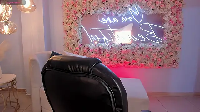 Snapshot of MiaLaurence chatting on October 2025 05:00:01 PM MiaLaurence online show from October 2025 05:00:01 PM