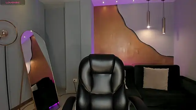 Snapshot of MiaLaurence chatting on October 2025 11:27:01 AM MiaLaurence online show from October 2025 11:27:01 AM