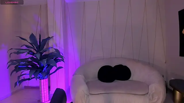 Snapshot of MiaLaurence chatting on November 2025 11:55:02 AM MiaLaurence online show from November 2025 11:55:02 AM