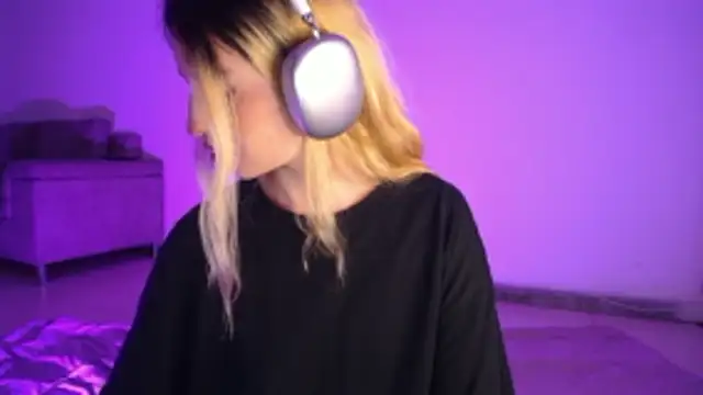 Alina Lee t online show from November 2025 03:37:02 AM