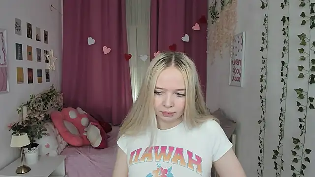 Snapshot of BellaMontgomery chatting on May 2026 10:07:01 PM BellaMontgomery online show from May 2026 10:07:01 PM