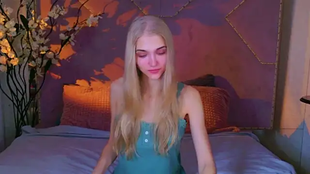 4example Chloe online show from October 2025 10:38:01 AM