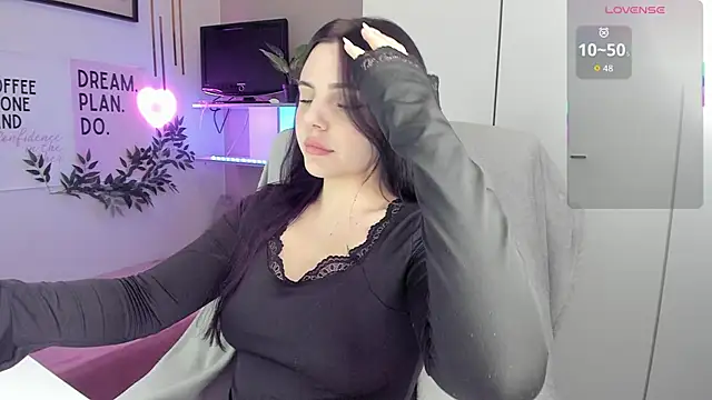 LiaWoow online show from December 2025 02:44:02 PM