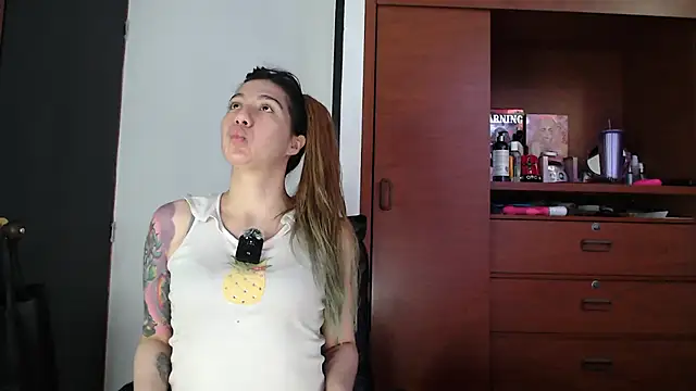 karlamoon23 online show from September 2025 09:18:01 PM