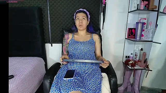 karlamoon23 online show from March 2026 07:06:02 PM