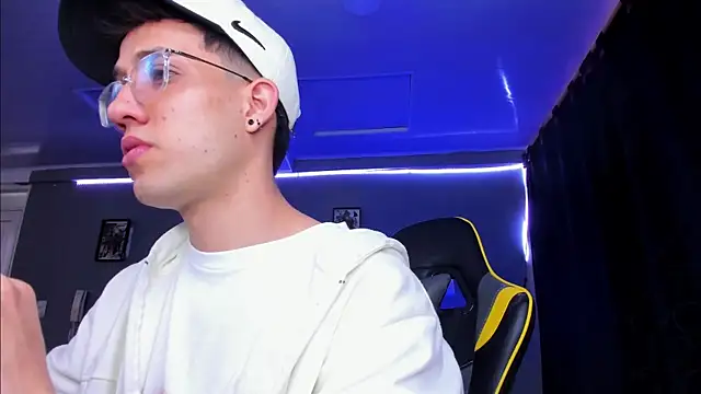 alexgiraldo   online show from November 2025 12:16:01 PM