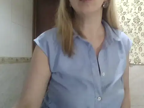 Snapshot of MiyaHottie chatting on November 2025 04:22:02 AM MiyaHottie online show from November 2025 04:22:02 AM