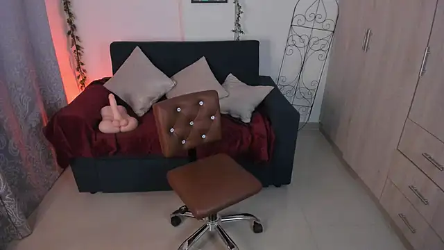 Snapshot of mishelkrave_ chatting on October 2025 12:20:01 AM mishelkrave  online show from October 2025 12:20:01 AM