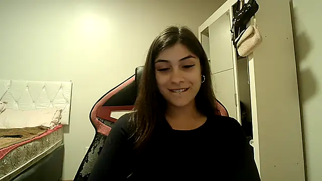 Snapshot of Becca_B chatting on October 2025 02:19:02 AM Becca B online show from October 2025 02:19:02 AM
