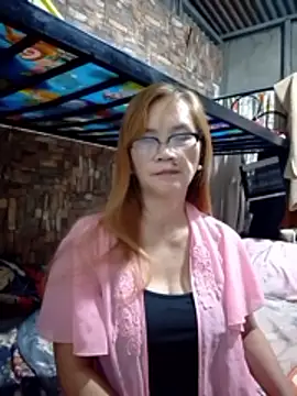 Snapshot of SexyHottMom chatting on June 2026 08:04:01 PM SexyHottMom online show from June 2026 08:04:01 PM