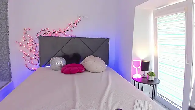 HollyTailors online show from September 2025 12:16:01 PM