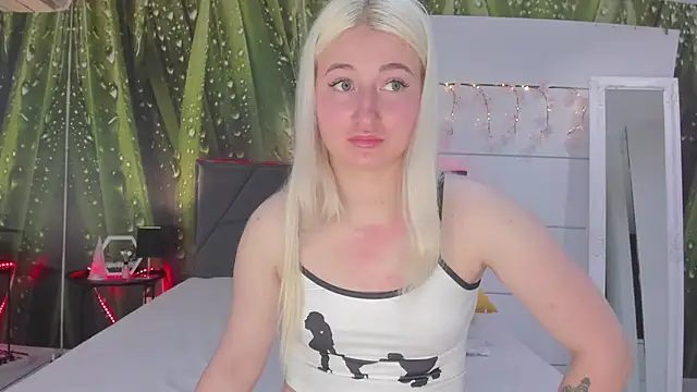 HollyTailors online show from April 2026 05:29:01 AM