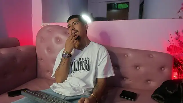 Snapshot of AxelAndJeremy chatting on September 2025 01:44:02 AM AxelAndJeremy online show from September 2025 01:44:02 AM