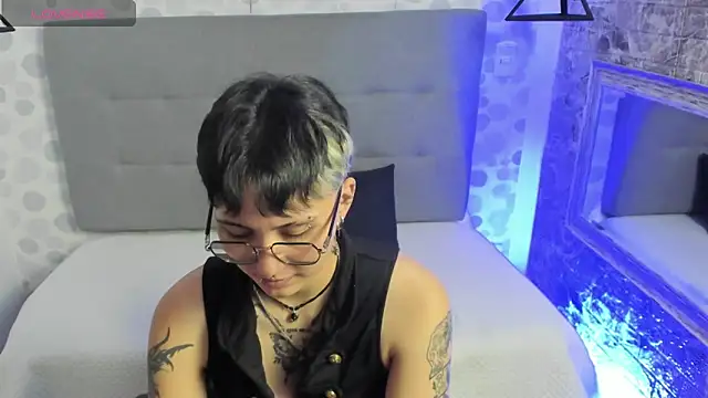 emahills  axelrose online show from September 2025 02:23:01 AM