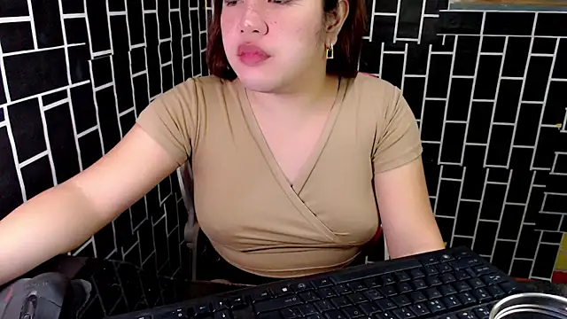 Snapshot of xUrDreamSlutWhore chatting on September 2025 06:08:02 PM xUrDreamSlutWhore online show from September 2025 06:08:02 PM