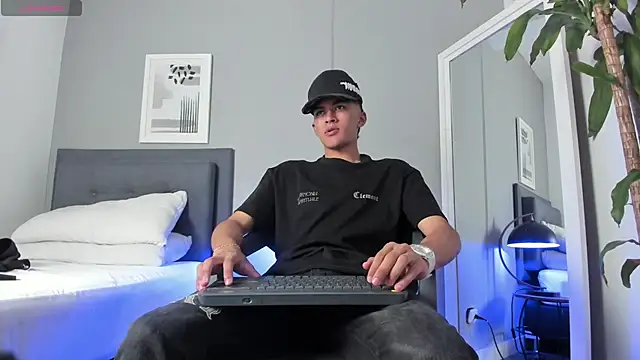Snapshot of Tylerffoxx chatting on September 2025 08:30:01 PM Tylerffoxx online show from September 2025 08:30:01 PM