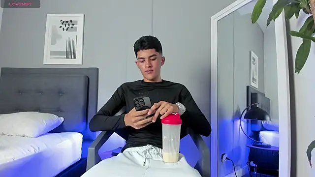 Snapshot of Tylerffoxx chatting on September 2025 09:17:02 PM Tylerffoxx online show from September 2025 09:17:02 PM