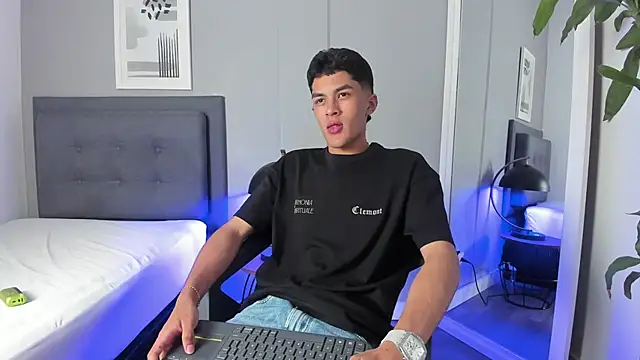 Snapshot of Tylerffoxx chatting on September 2025 11:41:02 PM Tylerffoxx online show from September 2025 11:41:02 PM