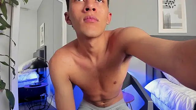 Snapshot of Tylerffoxx chatting on October 2025 08:29:02 PM Tylerffoxx online show from October 2025 08:29:02 PM