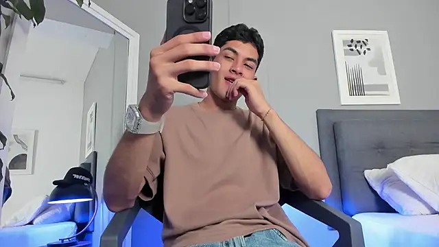 Snapshot of Tylerffoxx chatting on October 2025 08:09:02 PM Tylerffoxx online show from October 2025 08:09:02 PM