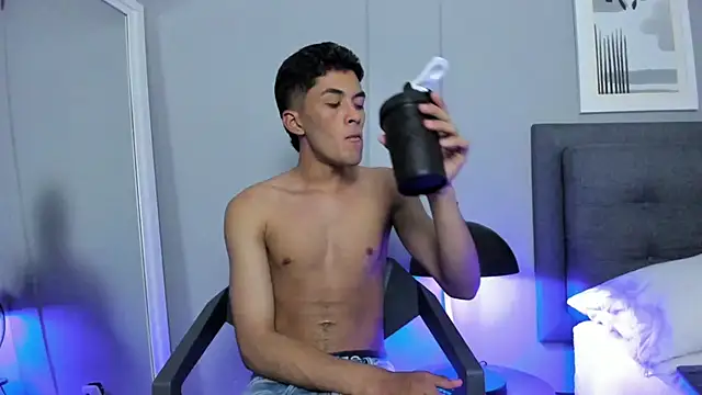 Snapshot of Tylerffoxx chatting on November 2025 08:11:01 PM Tylerffoxx online show from November 2025 08:11:01 PM