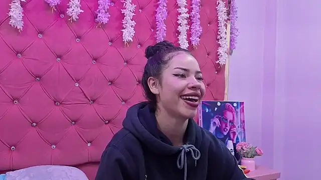 Nanis James online show from November 2025 02:43:02 AM