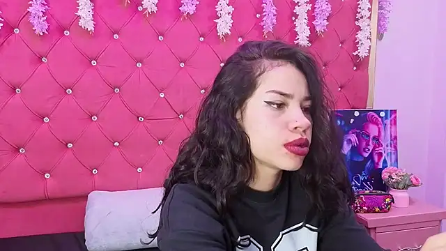 Nanis James online show from November 2025 02:44:01 AM