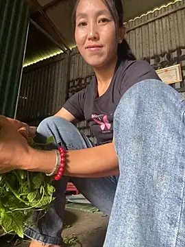 Snapshot of Huong-Ly chatting on September 2025 06:57:02 AM Huong-Ly online show from September 2025 06:57:02 AM