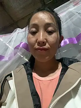 Snapshot of Huong-Ly chatting on October 2025 07:05:02 AM Huong-Ly online show from October 2025 07:05:02 AM