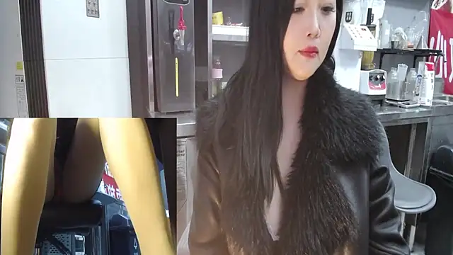 Eileen-L online show from November 2025 02:36:02 AM