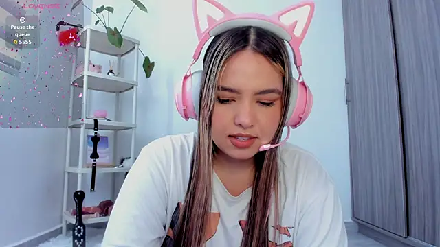 Alana Banana  online show from October 2025 03:30:01 PM