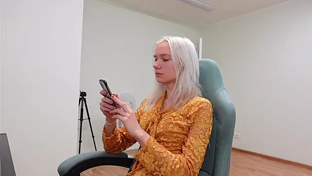 Laura Chaplin online show from November 2025 06:46:01 AM