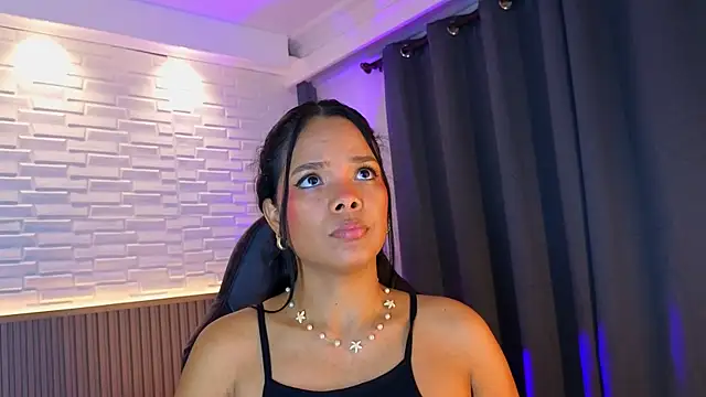 Danielacomez online show from September 2025 04:30:01 PM