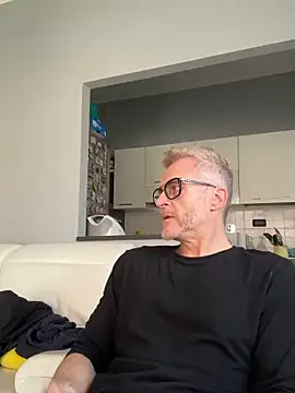 Axl hot online show from March 2026 11:49:02 AM