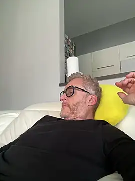 Axl hot online show from April 2026 12:20:02 PM