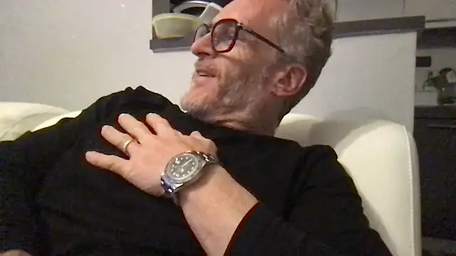 Axl hot online show from April 2026 08:33:01 PM