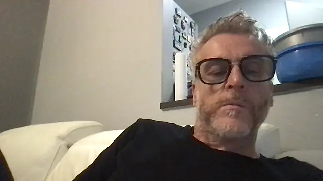 Axl hot online show from April 2026 05:50:01 PM