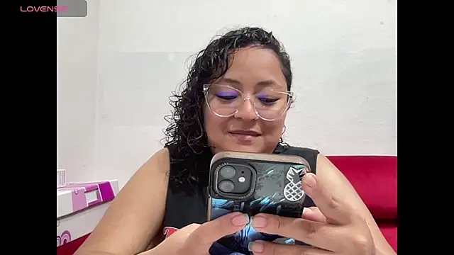 Sophiaburton online show from September 2025 08:33:02 PM