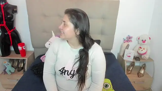 TifanyAmazinng online show from November 2025 12:37:02 PM