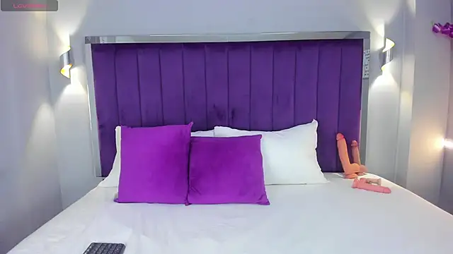 ElaraDusk online show from October 2025 04:44:02 AM