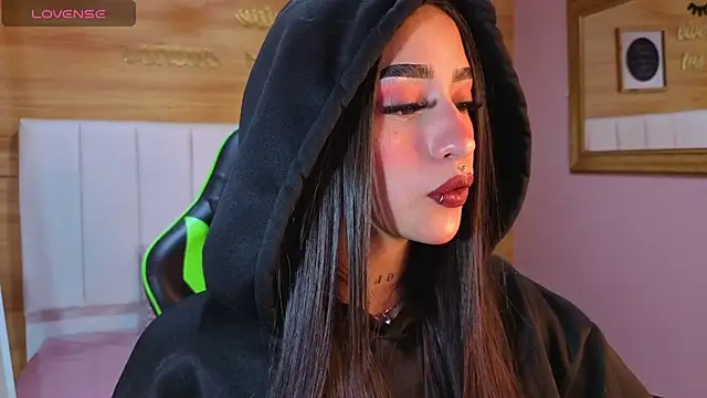 Abril Velvet a  online show from November 2025 08:00:01 PM