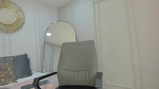 CharlotteBrownn  online show from September 2025 01:33:01 AM