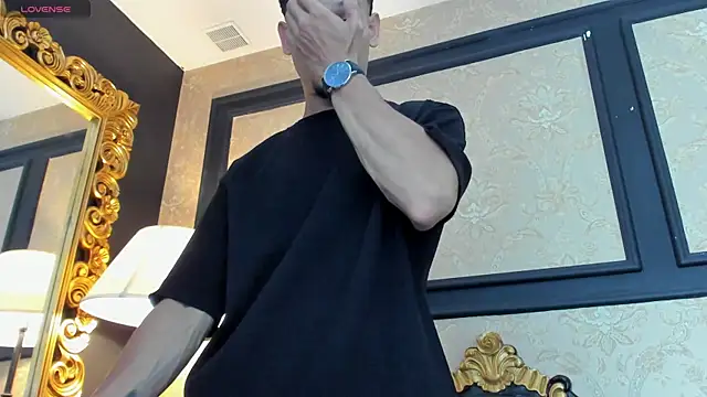 AlessandroKiing online show from April 2026 09:04:01 PM