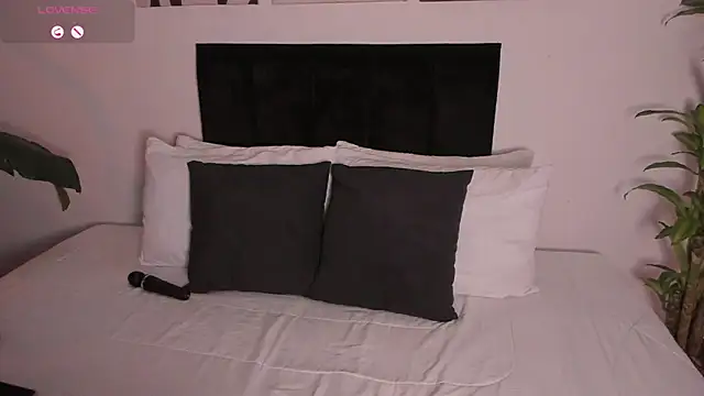 izzyvega   online show from October 2025 11:49:01 PM