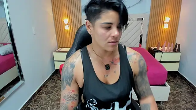 KAROLLJONES1 online show from April 2026 07:48:01 PM