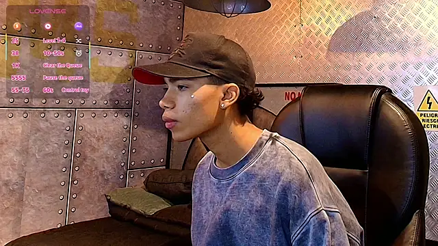 Snapshot of AlanCutee chatting on September 2025 11:23:01 AM AlanCutee online show from September 2025 11:23:01 AM