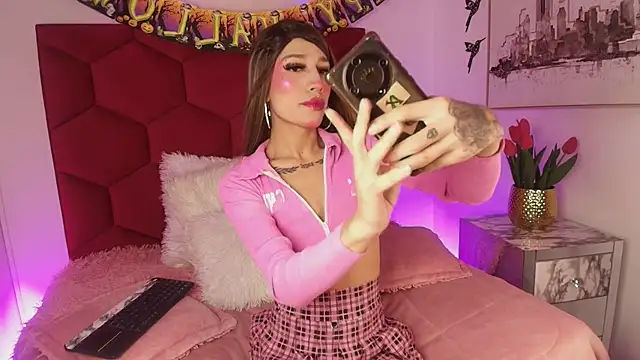 Alaia Snow online show from October 2025 09:25:01 PM